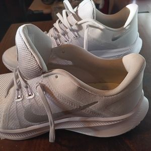 Nike quest running shoes
